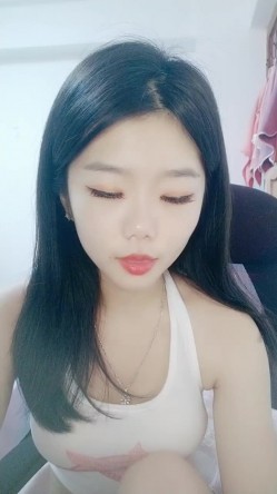 纯欲系天花板！近期下海超高颜值！撩起小背心看小奶子，换上睡衣项圈链子，扭腰摆臀脱衣舞 截图16