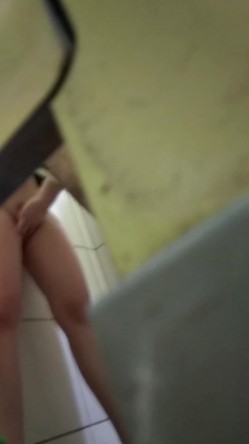合租房淋浴间偷拍 一对在里面洗澡的情侣一边洗澡一边操B 截图2