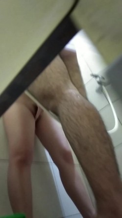 合租房淋浴间偷拍 一对在里面洗澡的情侣一边洗澡一边操B 截图4