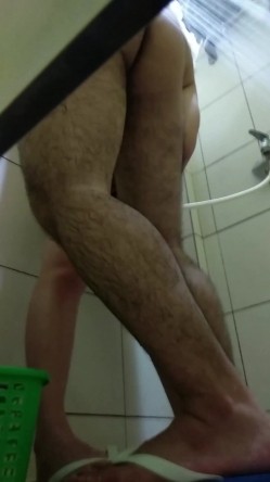合租房淋浴间偷拍 一对在里面洗澡的情侣一边洗澡一边操B 截图11