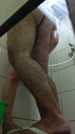 合租房淋浴间偷拍 一对在里面洗澡的情侣一边洗澡一边操B 截图15