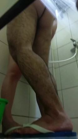 合租房淋浴间偷拍 一对在里面洗澡的情侣一边洗澡一边操B 截图16