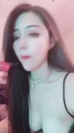 花椒热门女主播「蜜桃啵啵」长腿御姐黑丝漏奶抠逼双人情趣诱惑 截图5