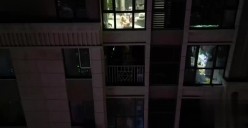 晚上放飞无人机偷拍 高层住宅的风光意外拍到白领姐姐裸体在家喂狗看电视太激动炸机了损失惨重 截图1