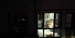 晚上放飞无人机偷拍 高层住宅的风光意外拍到白领姐姐裸体在家喂狗看电视太激动炸机了损失惨重 截图2