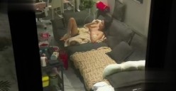 晚上放飞无人机偷拍 高层住宅的风光意外拍到白领姐姐裸体在家喂狗看电视太激动炸机了损失惨重 截图5
