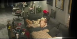 晚上放飞无人机偷拍 高层住宅的风光意外拍到白领姐姐裸体在家喂狗看电视太激动炸机了损失惨重 截图8