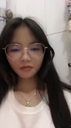 推荐！正宗大学生~宿舍直播~【困困兔】，道具狂插流白浆，眼镜妹，室友睡着偷偷脱光，身材不错诱人 截图7