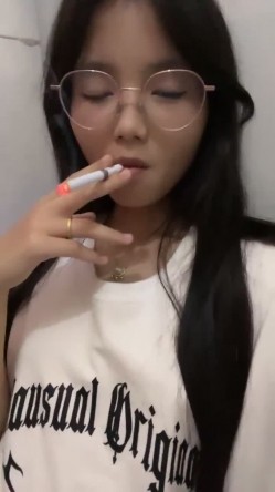 推荐！正宗大学生~宿舍直播~【困困兔】，道具狂插流白浆，眼镜妹，室友睡着偷偷脱光，身材不错诱人 截图8