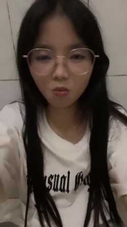 推荐！正宗大学生~宿舍直播~【困困兔】，道具狂插流白浆，眼镜妹，室友睡着偷偷脱光，身材不错诱人 截图10