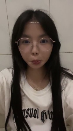 推荐！正宗大学生~宿舍直播~【困困兔】，道具狂插流白浆，眼镜妹，室友睡着偷偷脱光，身材不错诱人 截图11