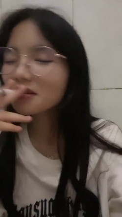 推荐！正宗大学生~宿舍直播~【困困兔】，道具狂插流白浆，眼镜妹，室友睡着偷偷脱光，身材不错诱人 截图16
