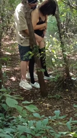 《贵在真实反差淫妻》顶级绿帽刷锅狠人，私密交流群东北夫妻淫乱群交内容曝光，商场户外超市露出3P野战相当开放 截图4