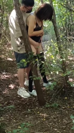 《贵在真实反差淫妻》顶级绿帽刷锅狠人，私密交流群东北夫妻淫乱群交内容曝光，商场户外超市露出3P野战相当开放 截图6