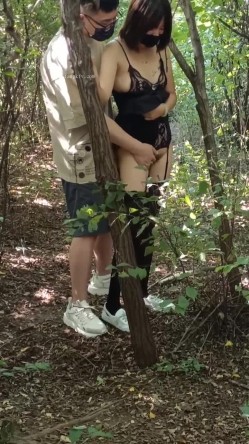 《贵在真实反差淫妻》顶级绿帽刷锅狠人，私密交流群东北夫妻淫乱群交内容曝光，商场户外超市露出3P野战相当开放 截图13