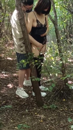 《贵在真实反差淫妻》顶级绿帽刷锅狠人，私密交流群东北夫妻淫乱群交内容曝光，商场户外超市露出3P野战相当开放 截图15