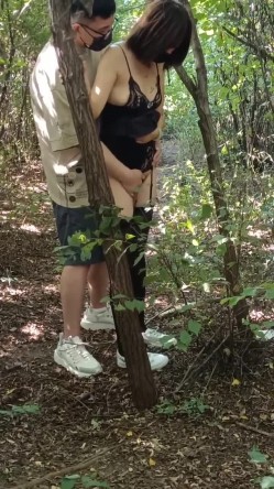 《贵在真实反差淫妻》顶级绿帽刷锅狠人，私密交流群东北夫妻淫乱群交内容曝光，商场户外超市露出3P野战相当开放 截图16