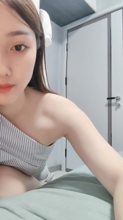 新人~学妹暑期兼职！【美少女圆】颜值明星一样~下海了，这腰线，大白臀，看的人秒硬，想插入进去爽一下 截图7