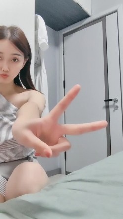 新人~学妹暑期兼职！【美少女圆】颜值明星一样~下海了，这腰线，大白臀，看的人秒硬，想插入进去爽一下 截图12