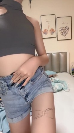 嫩嫩美少女，居家男友操逼，一天不操浑身难受，跳蛋震小穴，翘起屁股求操，怼入紧致嫩穴爆操 截图1