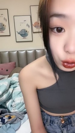 嫩嫩美少女，居家男友操逼，一天不操浑身难受，跳蛋震小穴，翘起屁股求操，怼入紧致嫩穴爆操 截图2