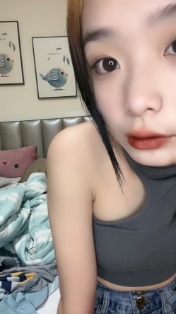 嫩嫩美少女，居家男友操逼，一天不操浑身难受，跳蛋震小穴，翘起屁股求操，怼入紧致嫩穴爆操 截图3