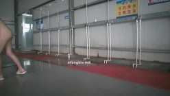 国内【水上乐园】换衣间沐浴区近景偷拍 美女如云淋浴换衣好身材一览无余 截图13
