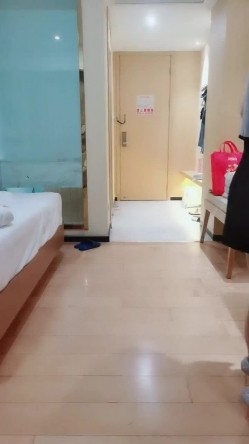 【婷婷小姐】，欲女养成记，坐标上海，酒店塞跳蛋，广场，公园，沪上阿姨果茶店，刺激的夹腿 截图1