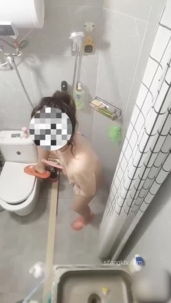 勾引偷情 大神房东勾引反差婊美女租客 附聊天记录生活照，洗澡时自慰超刺激，全过程5个文件夹整理好 截图3