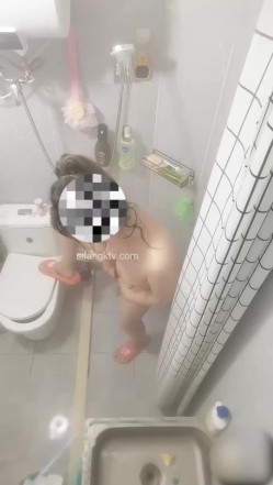 勾引偷情 大神房东勾引反差婊美女租客 附聊天记录生活照，洗澡时自慰超刺激，全过程5个文件夹整理好 截图10