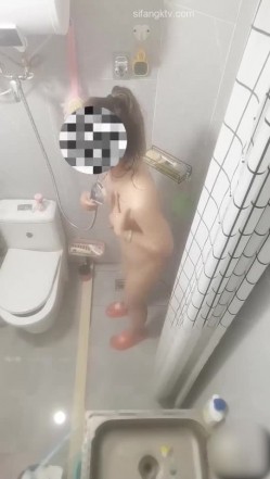 勾引偷情 大神房东勾引反差婊美女租客 附聊天记录生活照，洗澡时自慰超刺激，全过程5个文件夹整理好 截图13
