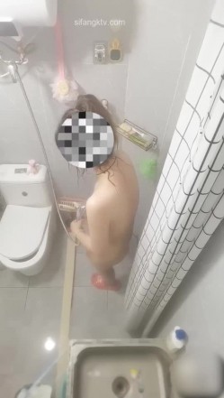 勾引偷情 大神房东勾引反差婊美女租客 附聊天记录生活照，洗澡时自慰超刺激，全过程5个文件夹整理好 截图15