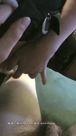 黑丝少妇露脸饥渴难耐把大哥的鸡巴舔硬主动上位求草，自己扭动骚臀抽搐浪荡呻吟表情骚浪，被大哥爆草抽插颜射吞精 截图2