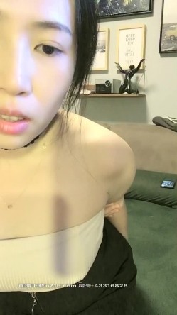 黑丝少妇露脸饥渴难耐把大哥的鸡巴舔硬主动上位求草，自己扭动骚臀抽搐浪荡呻吟表情骚浪，被大哥爆草抽插颜射吞精 截图10