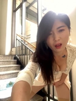 女人味十足，极品白虎熟女【sunny-520】付费，脸穴同框户外楼道自慰喷水 截图2
