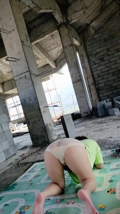 户外工地上和怀孕的婊妹偷情，全程露脸撅着屁股等草，口交大鸡巴激情后入草大屁股，揉捏骚奶子浪荡呻吟别错过 截图1