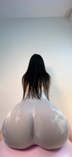 俏妞qiaoniuTT - 瑜伽裤消失术120斤小王同学 - 破洞牛仔裤 截图1