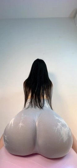 俏妞qiaoniuTT - 瑜伽裤消失术120斤小王同学 - 破洞牛仔裤 截图3