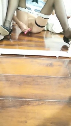 颜值不错逼逼无毛白虎妹子自慰 性感黑丝高跟鞋椅子上退下内裤跳蛋玩弄 截图7