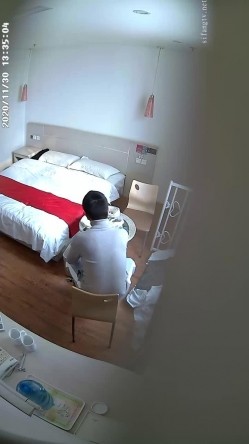稀缺360 补漏小镇旅馆20集 祛风老妇&美腿少女，刚放假的年轻学生情侣，风韵犹存的少妇，穿上雪纺粉红睡衣 截图2