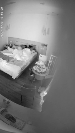 稀缺360 补漏小镇旅馆20集 祛风老妇&美腿少女，刚放假的年轻学生情侣，风韵犹存的少妇，穿上雪纺粉红睡衣 截图7