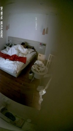 稀缺360 补漏小镇旅馆20集 祛风老妇&美腿少女，刚放假的年轻学生情侣，风韵犹存的少妇，穿上雪纺粉红睡衣 截图8