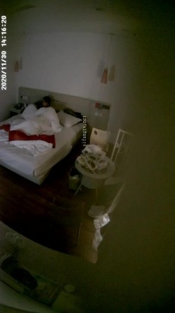 稀缺360 补漏小镇旅馆20集 祛风老妇&美腿少女，刚放假的年轻学生情侣，风韵犹存的少妇，穿上雪纺粉红睡衣 截图9
