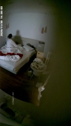 稀缺360 补漏小镇旅馆20集 祛风老妇&美腿少女，刚放假的年轻学生情侣，风韵犹存的少妇，穿上雪纺粉红睡衣 截图10