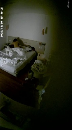 稀缺360 补漏小镇旅馆20集 祛风老妇&美腿少女，刚放假的年轻学生情侣，风韵犹存的少妇，穿上雪纺粉红睡衣 截图13