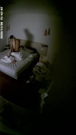 稀缺360 补漏小镇旅馆20集 祛风老妇&美腿少女，刚放假的年轻学生情侣，风韵犹存的少妇，穿上雪纺粉红睡衣 截图14