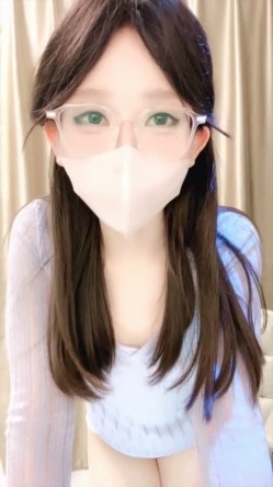 新人校花下海，高冷眼镜反差婊【蓝川诗诗】福利，粉鲍自慰抽插淫水泛光零距离插菊 截图1
