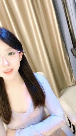 新人校花下海，高冷眼镜反差婊【蓝川诗诗】福利，粉鲍自慰抽插淫水泛光零距离插菊 截图3