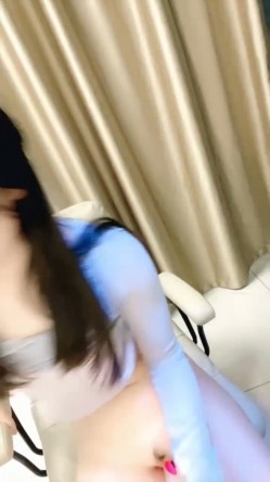 新人校花下海，高冷眼镜反差婊【蓝川诗诗】福利，粉鲍自慰抽插淫水泛光零距离插菊 截图8