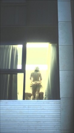 酒店偷拍会玩的情侣窗边打开窗帘打炮,被发现看到后还比中指,牛逼 截图12